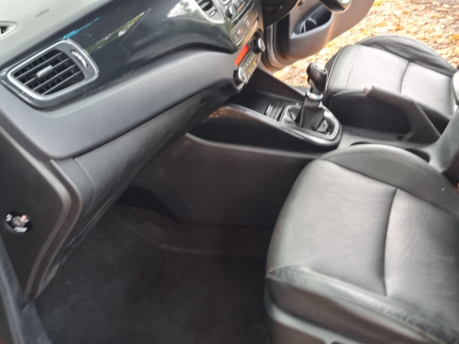 Used Kia Carens 2015 for sale - 76324059: Photo 35