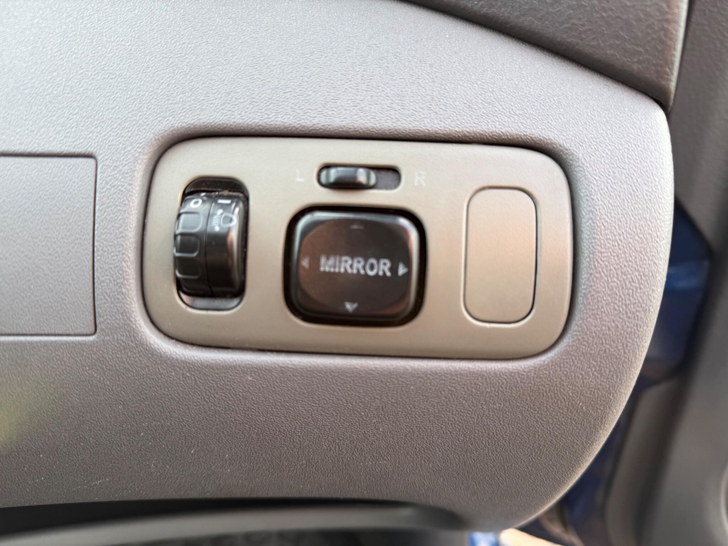 Used Toyota Yaris 2002 for sale - 76573111: Photo 25