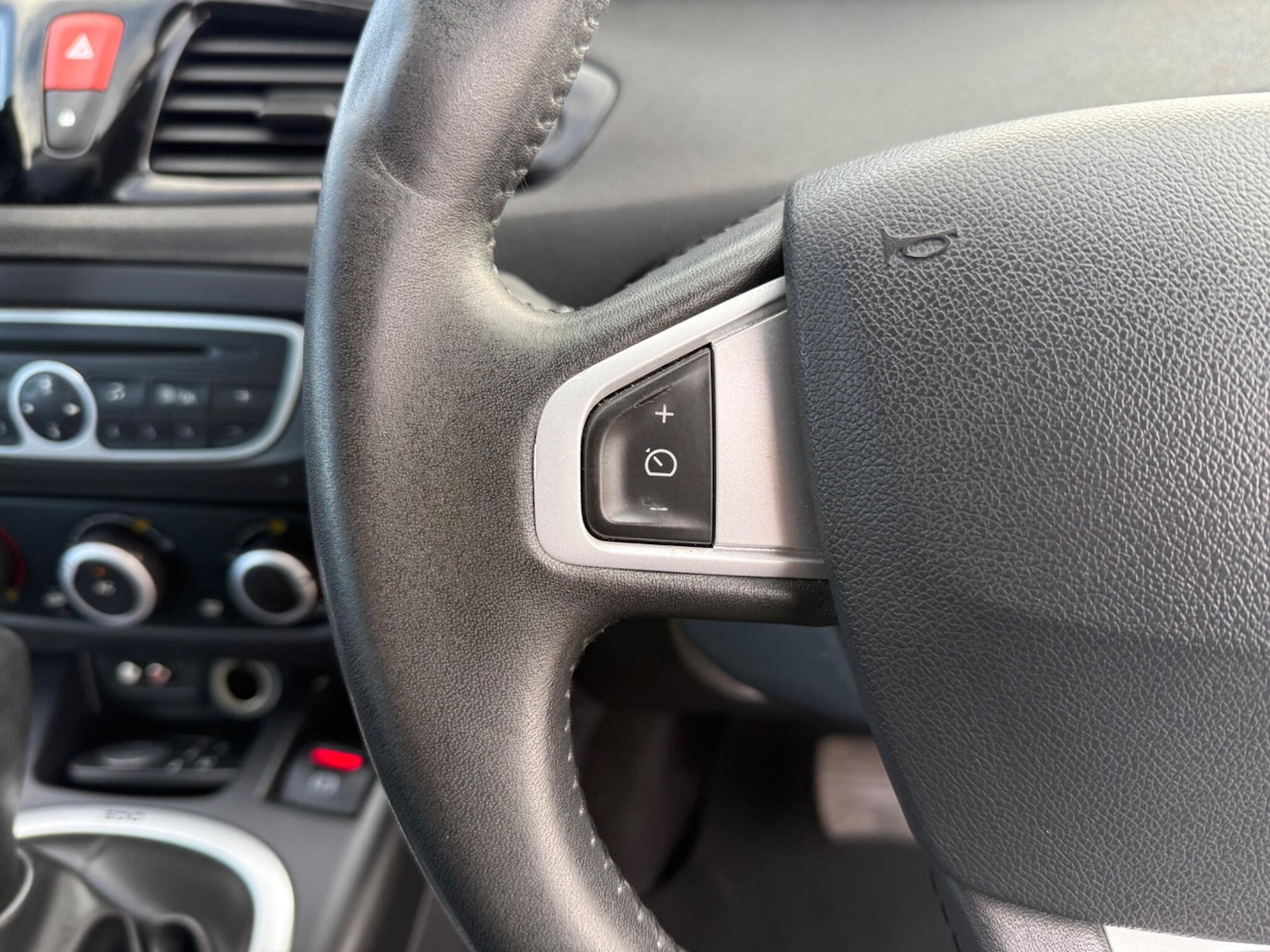 Used Renault Grand Scenic 2011 for sale - 75858141: Photo 48