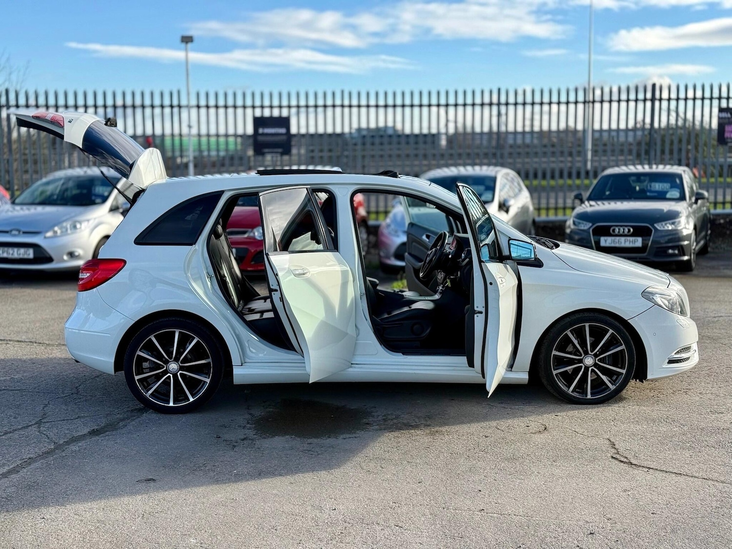 Used Mercedes-Benz B Class 2014 for sale - 76666664: Photo 78