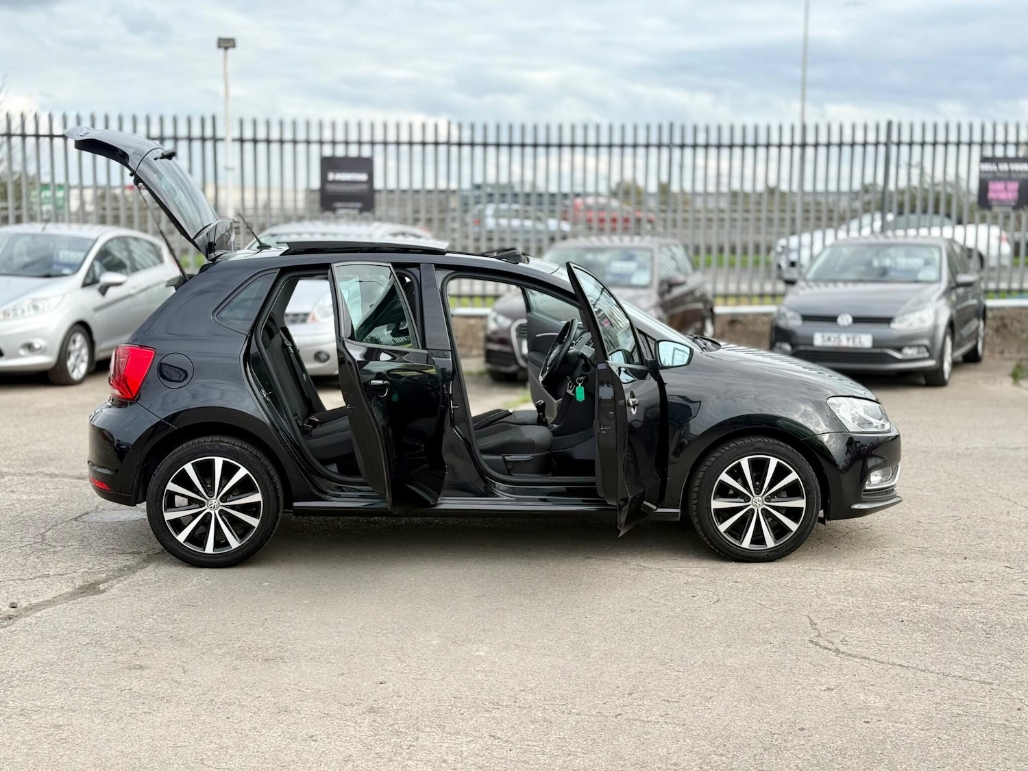 Used Volkswagen Polo 2017 for sale - 76349413: Photo 76