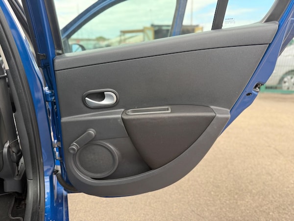 Used Renault Clio 2011 for sale - 75459064: Photo 48