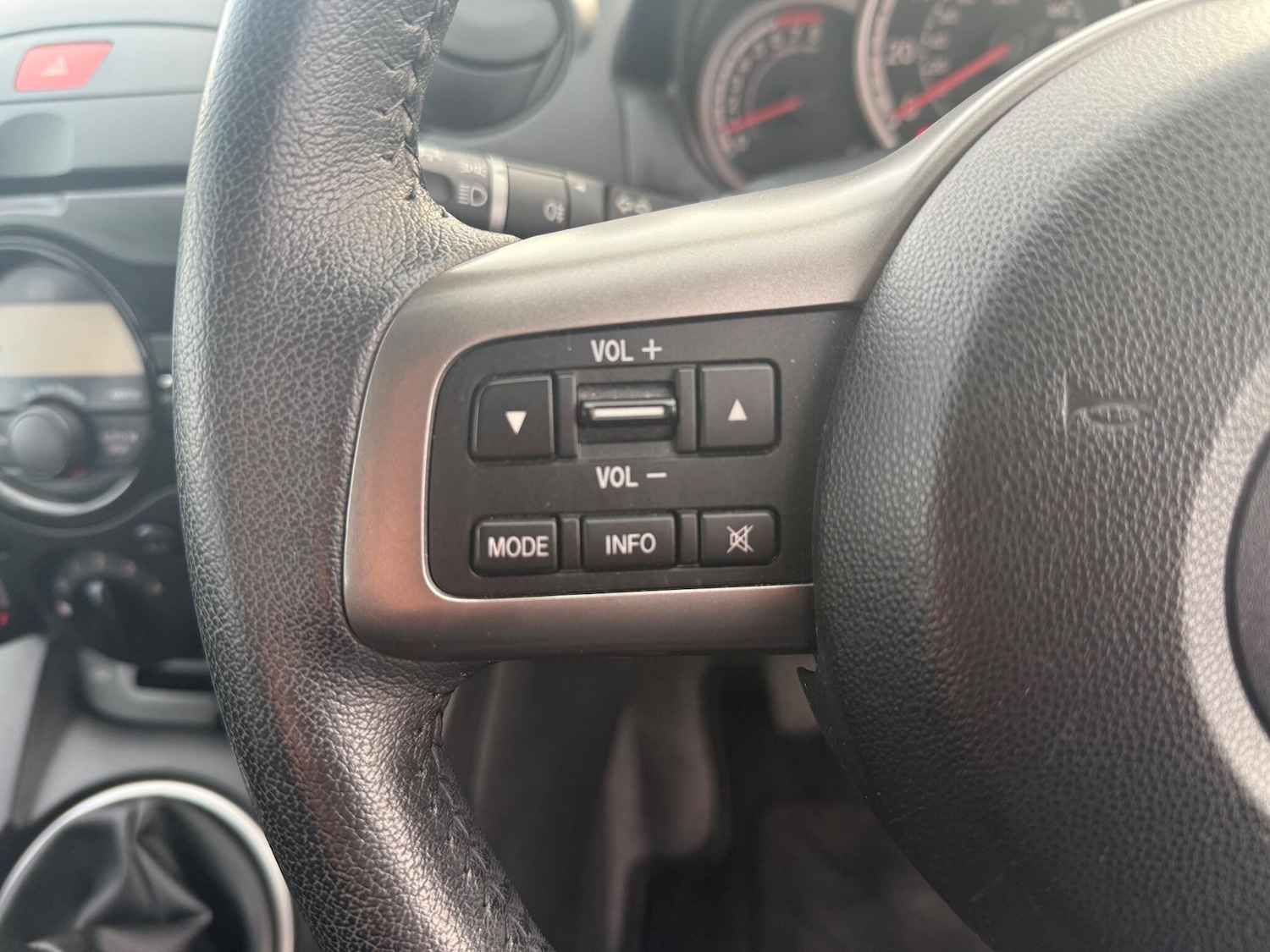 Used Mazda Mazda2 2013 for sale - 76619926: Photo 29