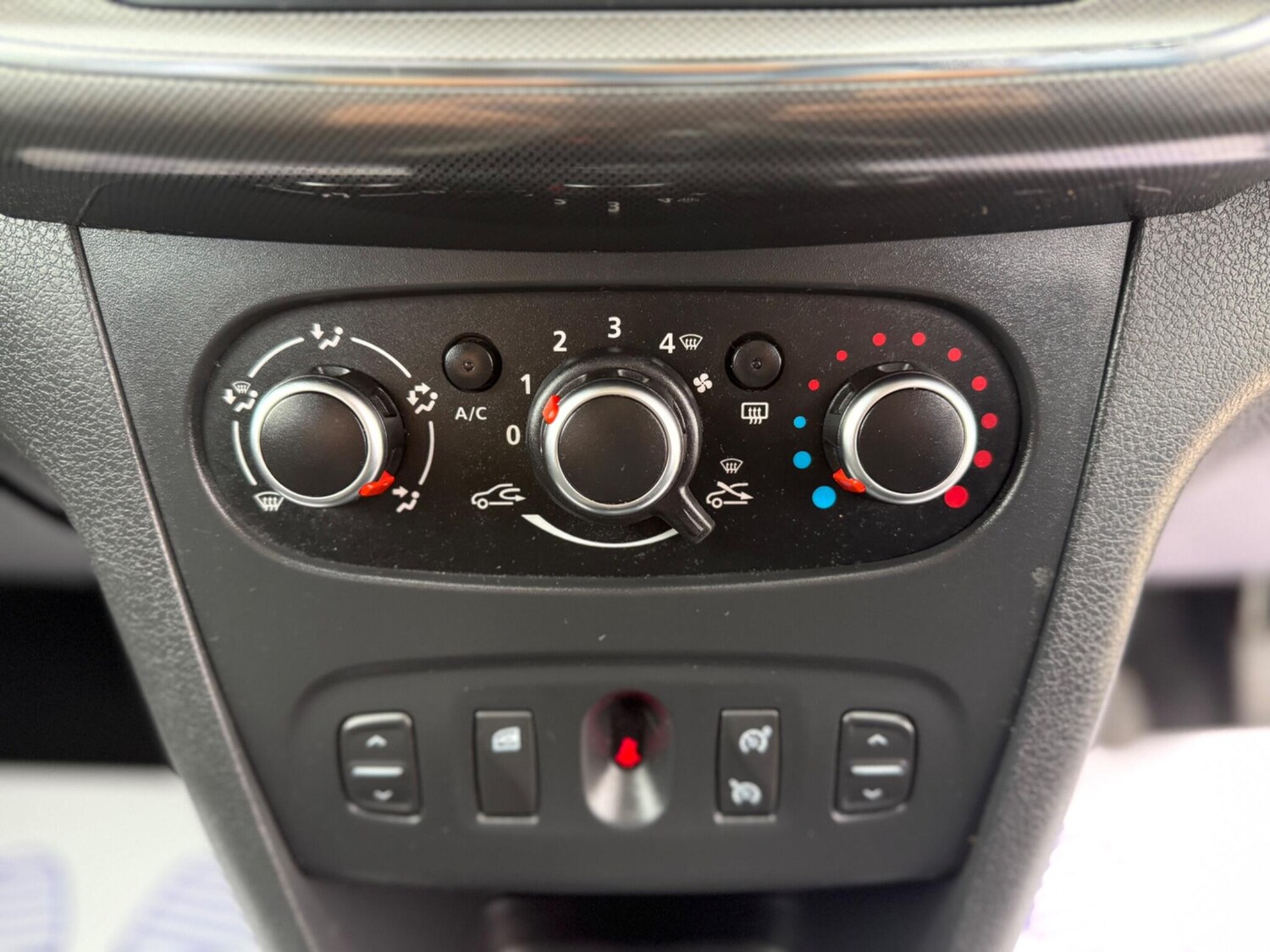 Used Dacia Sandero Stepway 2017 for sale - 76349476: Photo 40