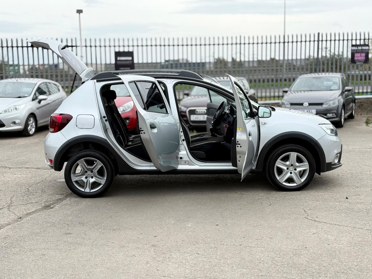Used Dacia Sandero Stepway 2017 for sale - 76349476: Photo 77