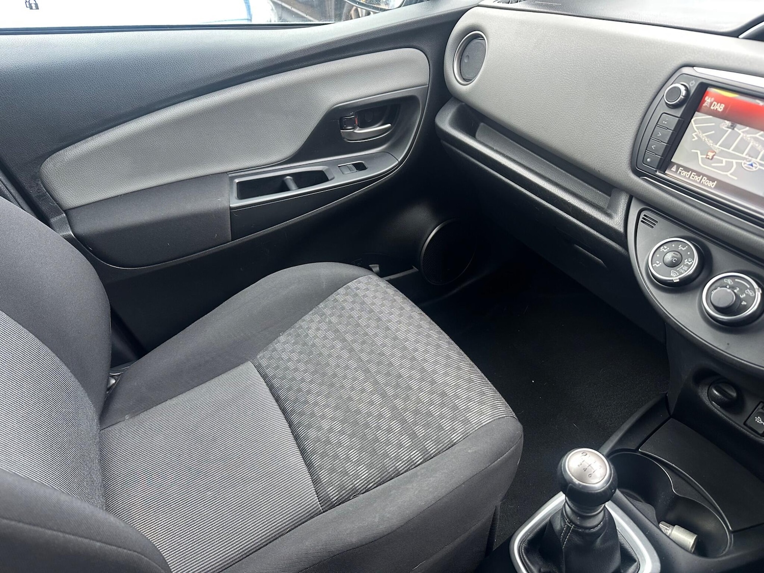 Used Toyota Yaris 2016 for sale - 77625913: Photo 32