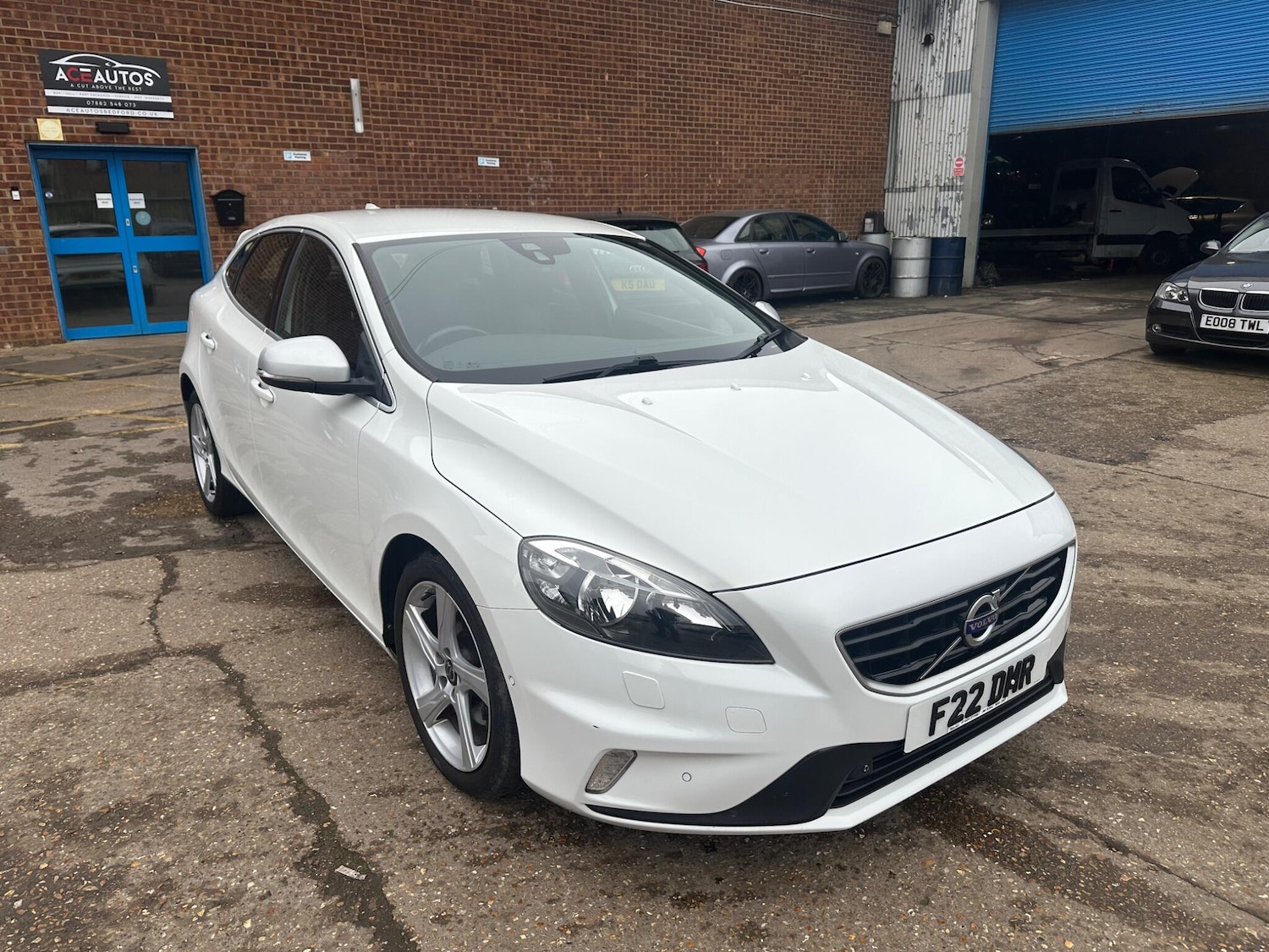 Used Volvo V40 2015 for sale - 77794021: Photo 1
