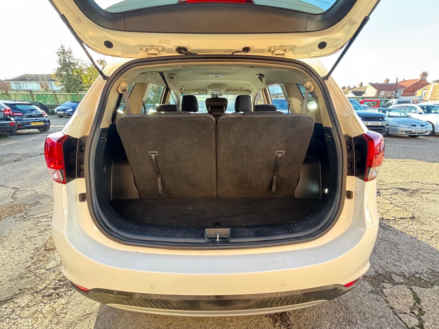 Used Kia Carens 2017 for sale - 76573200: Photo 23