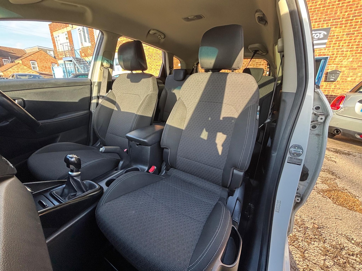 Used Kia Carens 2017 for sale - 76573200: Photo 27