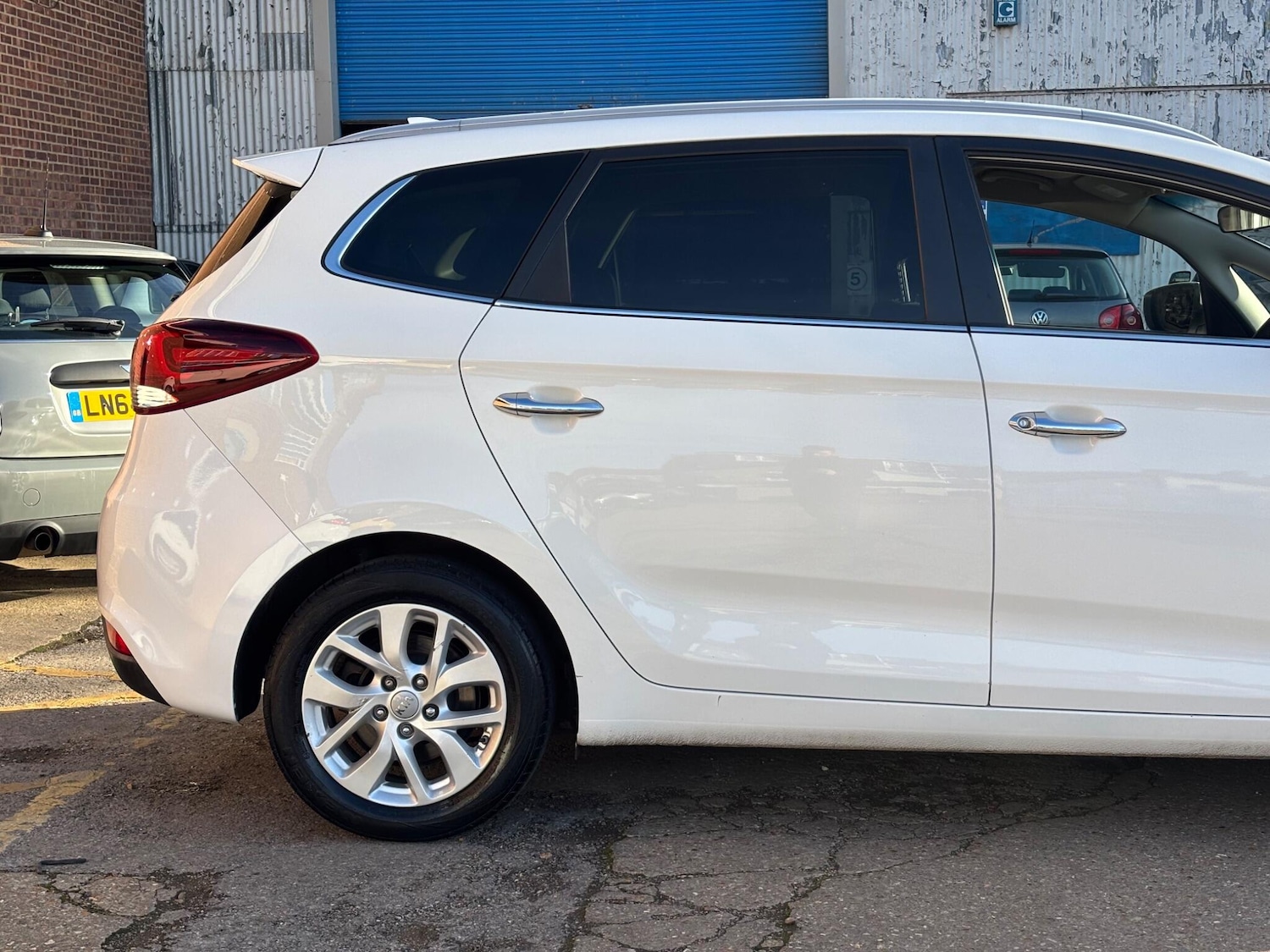 Used Kia Carens 2017 for sale - 76573200: Photo 6