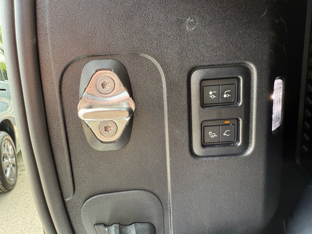 Used Land Rover Defender 2023 for sale - 76706410: Photo 25