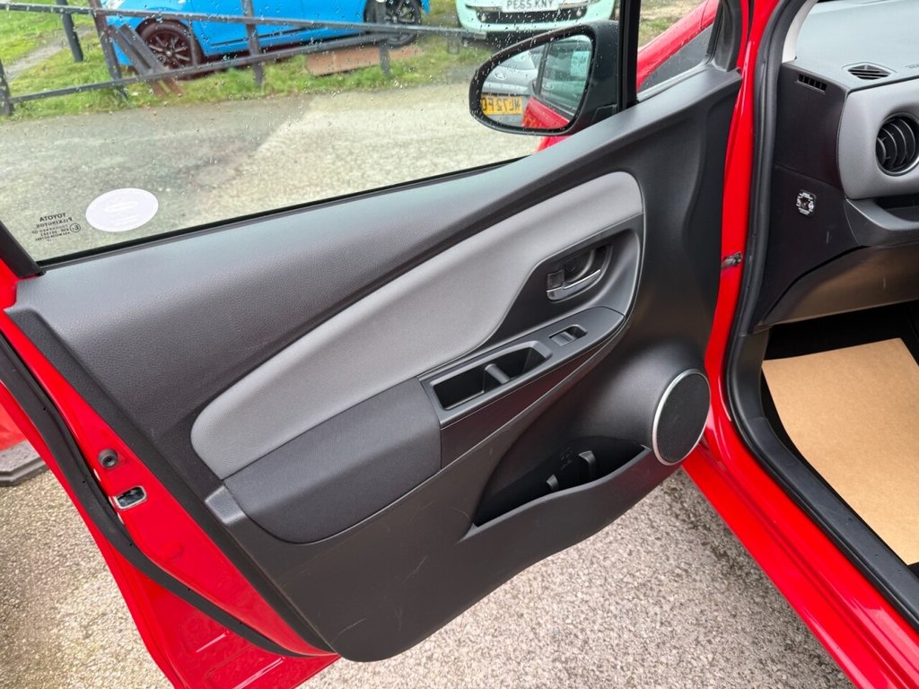 Used Toyota Yaris 2015 for sale - 77642942: Photo 32