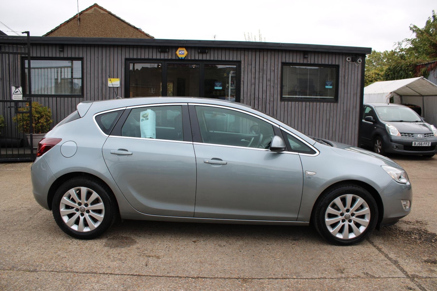 Used Vauxhall Astra 2011 for sale - 76979792: Photo 2