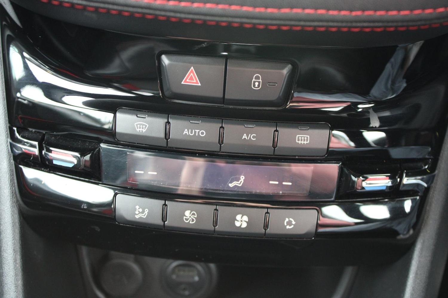 Used Peugeot 208 2015 for sale - 76922285: Photo 36