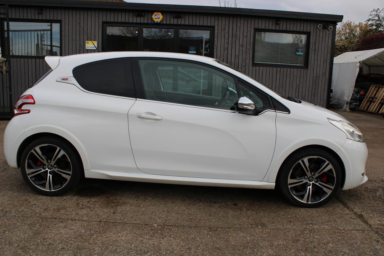Used Peugeot 208 2015 for sale - 77462006: Photo 2