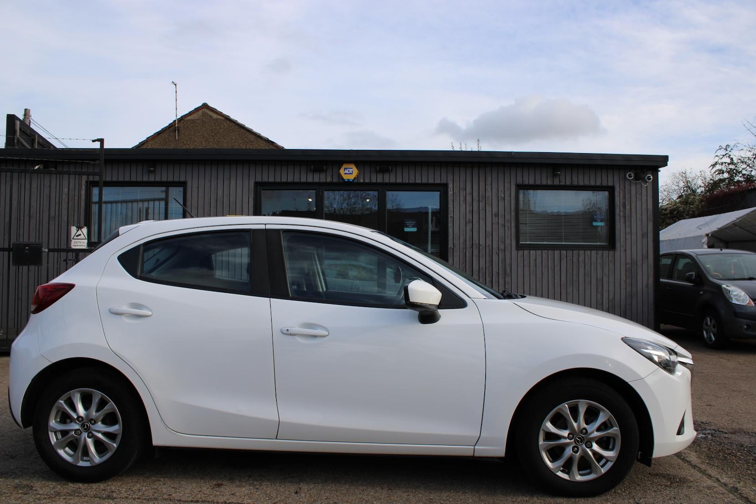Used Mazda Mazda2 2019 for sale - 76922250: Photo 2