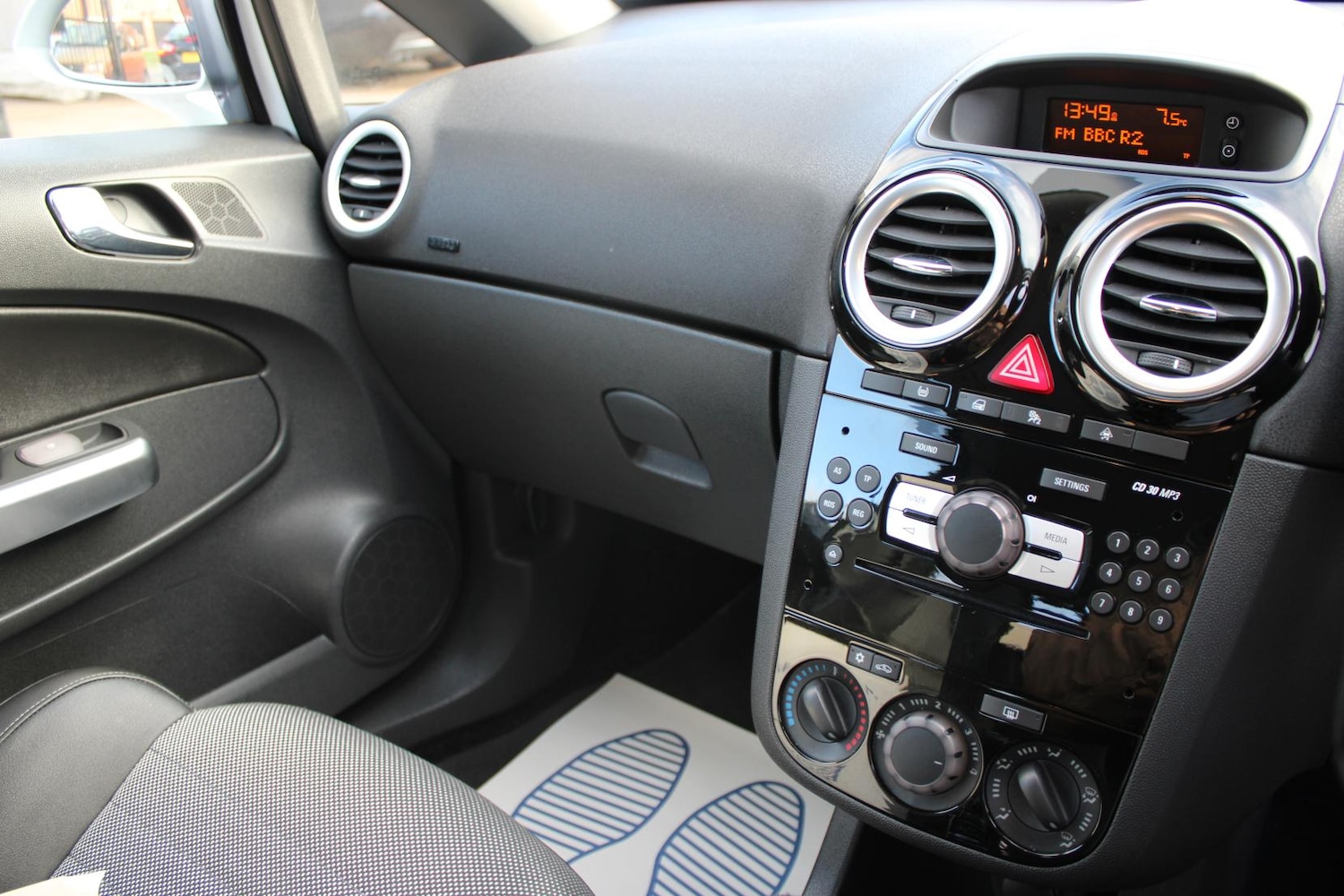 Used Vauxhall Corsa 2014 for sale - 76979757: Photo 3