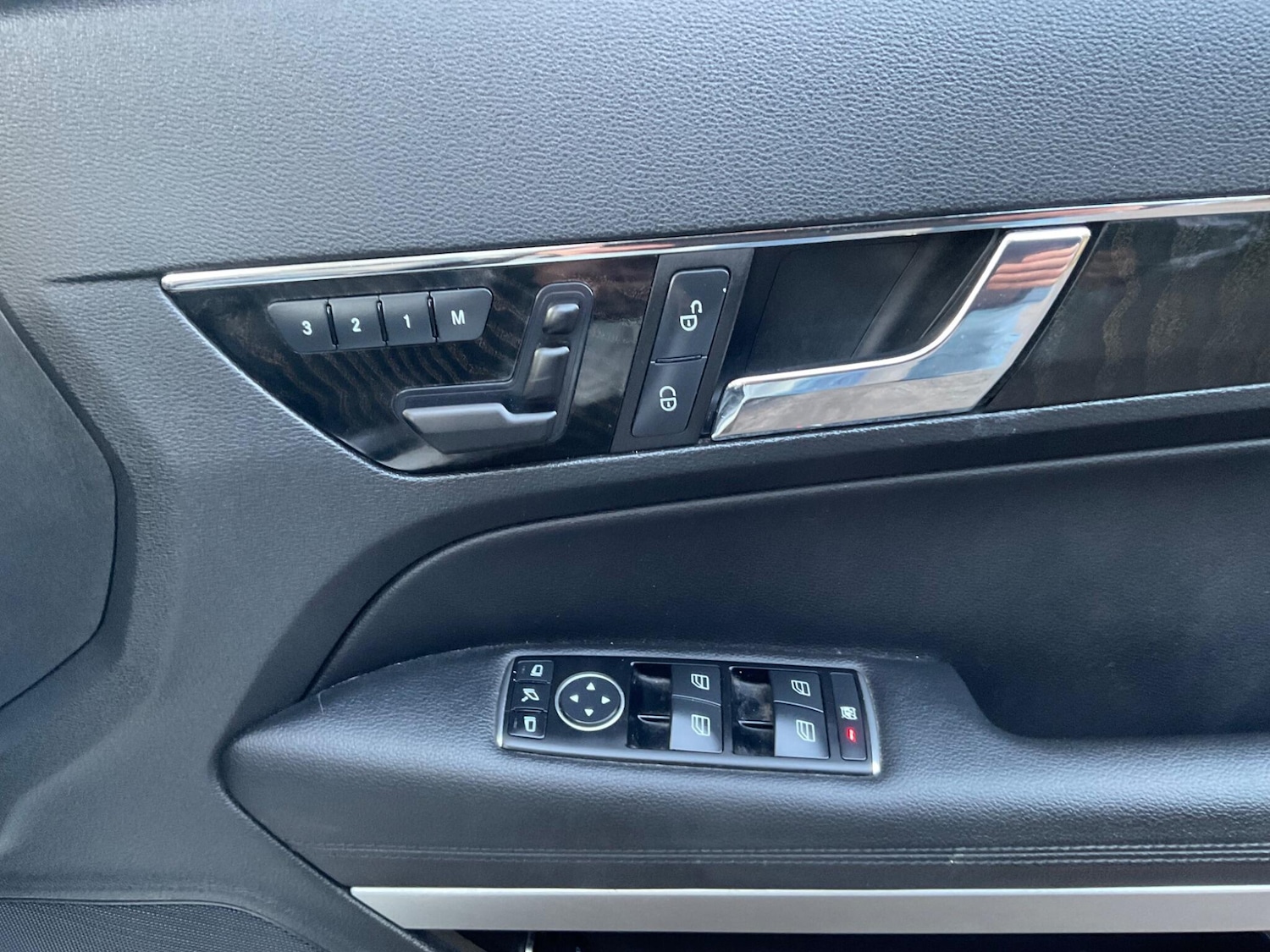 Used Mercedes-Benz E Class 2011 for sale - 77657506: Photo 28