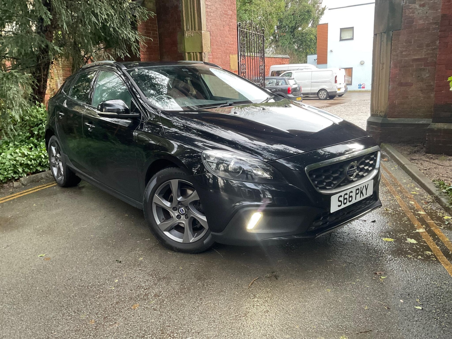 Used Volvo V40 Cross Country 2015 for sale - 76887212: Photo 1