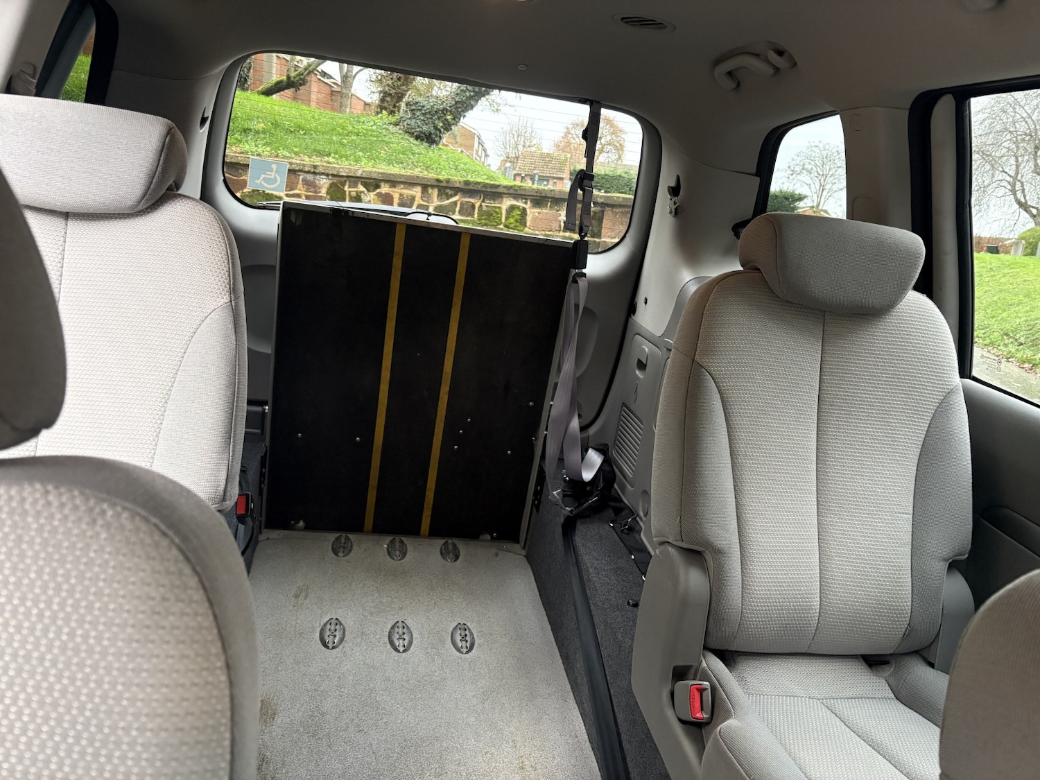 Used Kia Sedona 2011 for sale - 76670812: Photo 25