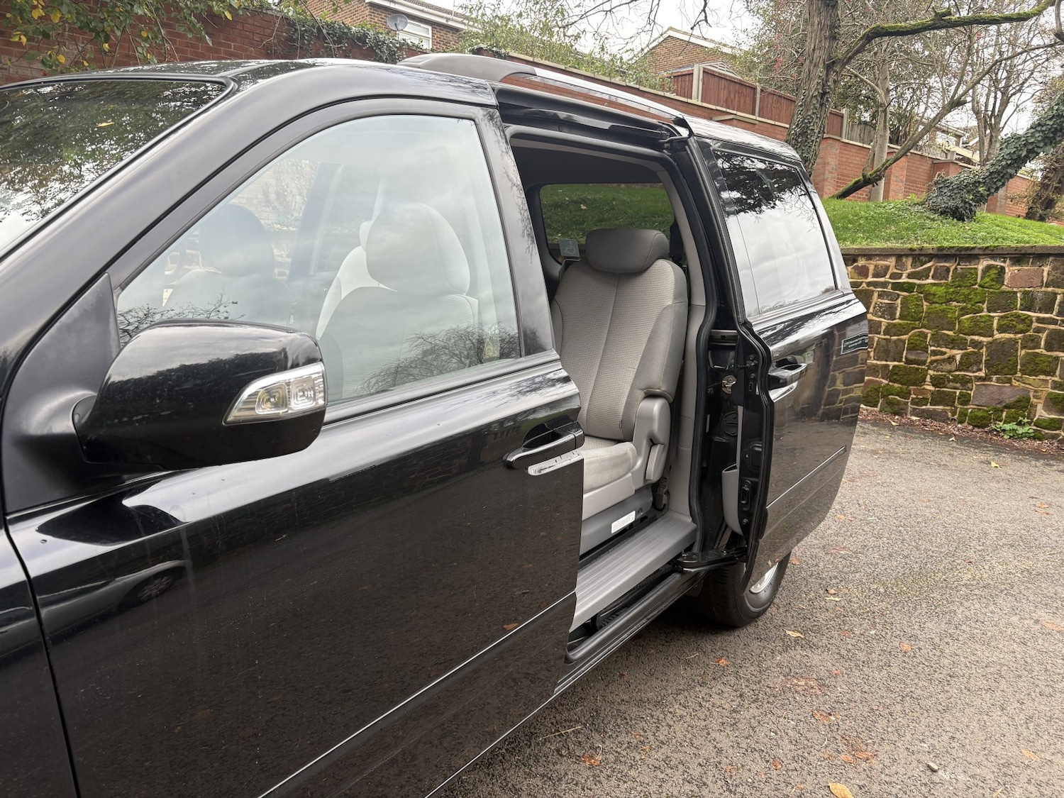 Used Kia Sedona 2011 for sale - 76670812: Photo 32