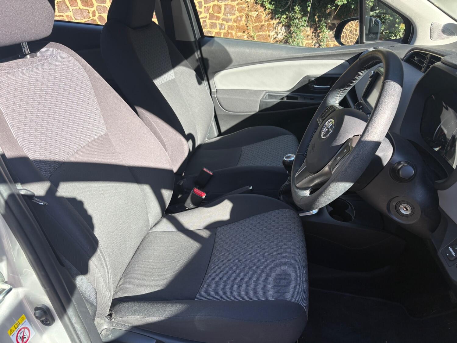 Used Toyota Yaris 2015 for sale - 76670739: Photo 15