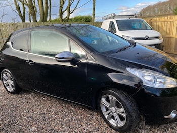 Used Peugeot 208 2015 for sale - 77379566: Photo