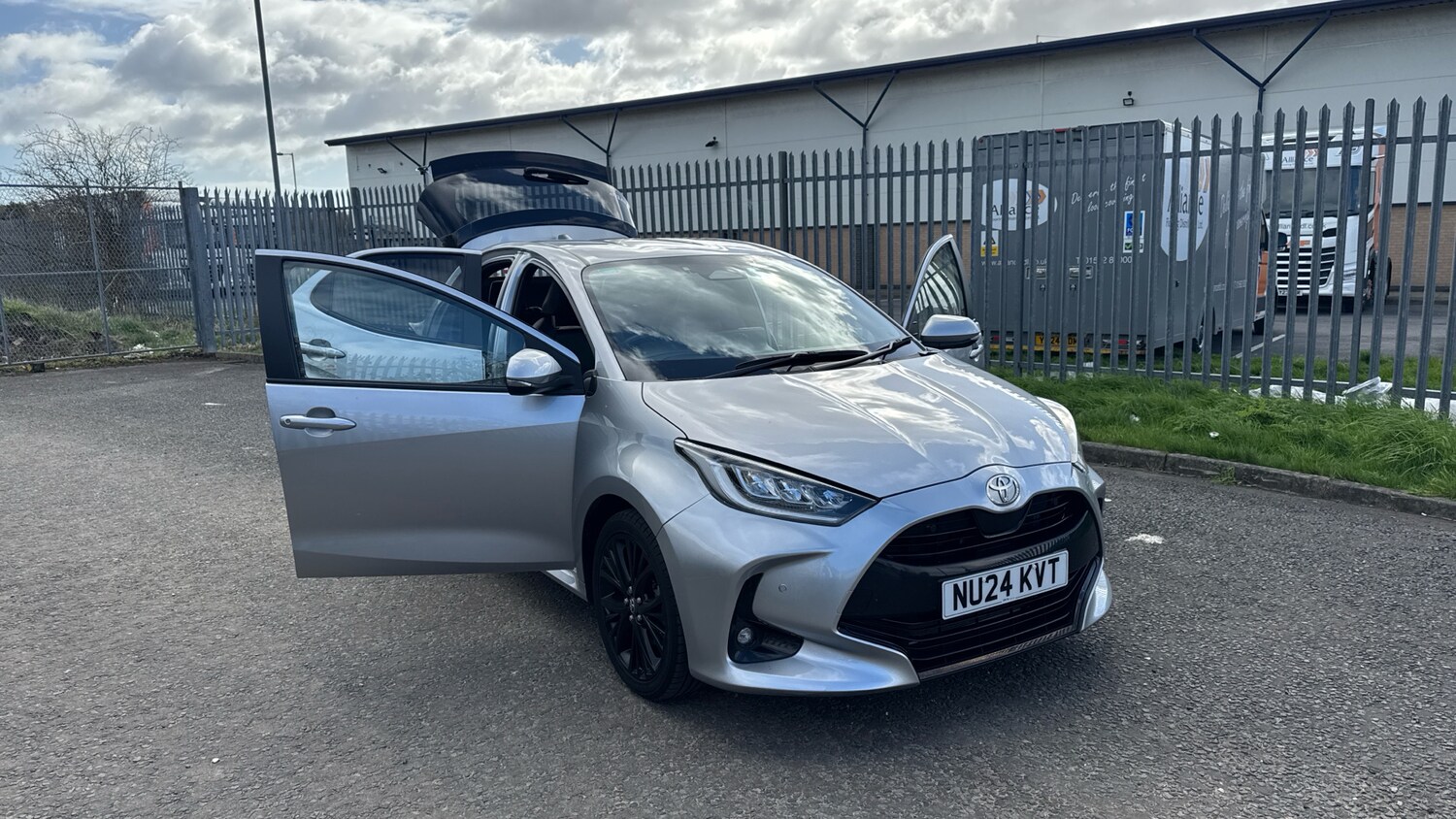 Used Toyota Yaris 2024 for sale - 78077517: Photo 32