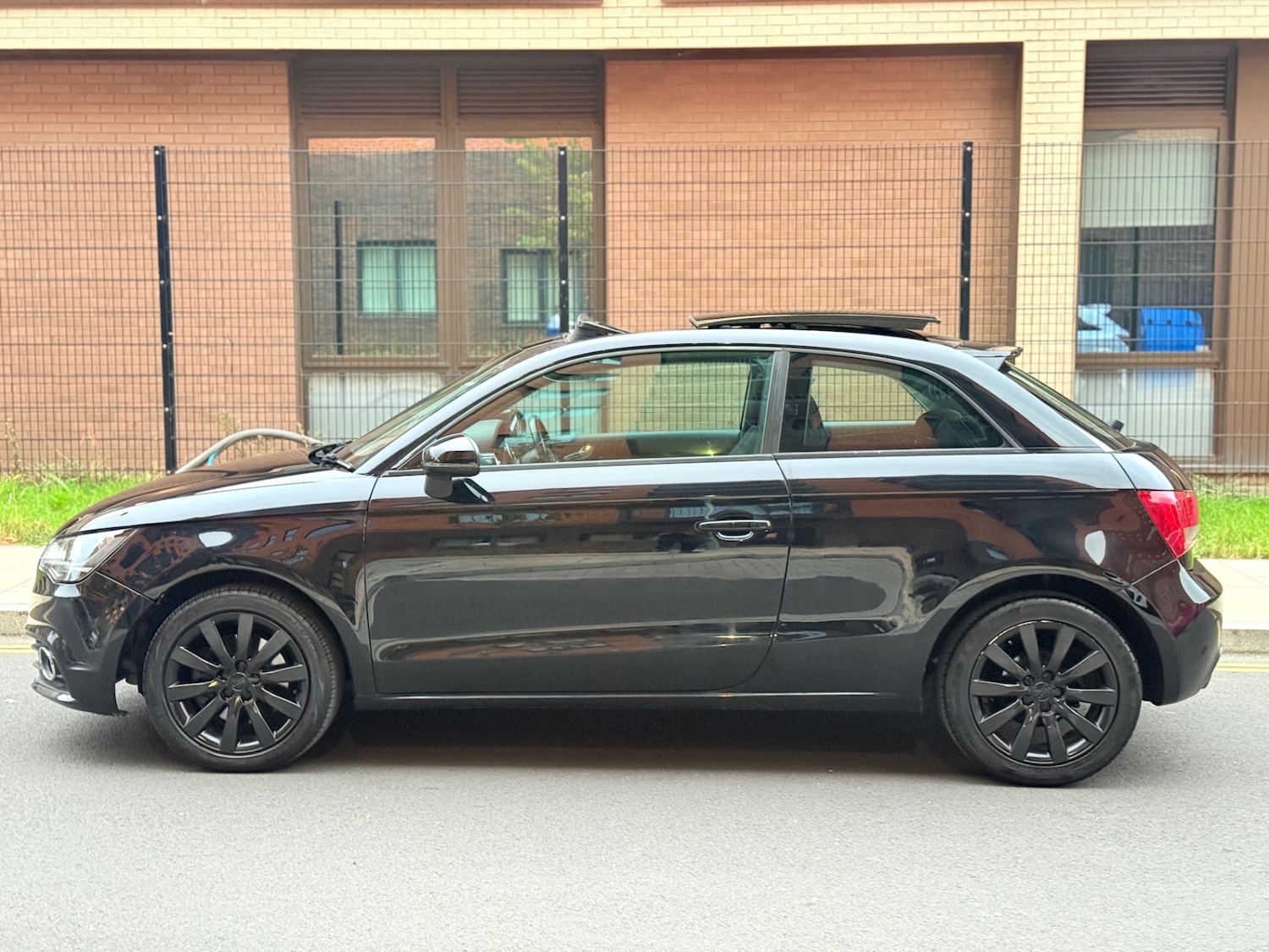 Used Audi A1 2011 for sale - 76157310: Photo 4
