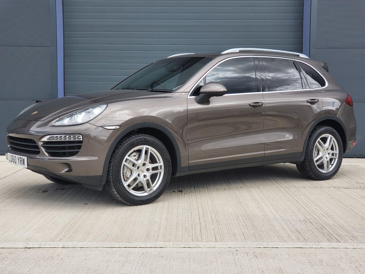 Used Porsche Cayenne 2010 for sale - 77109849: Photo 2