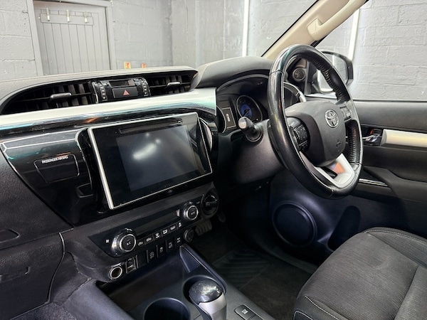 Used Toyota Hilux 2018 for sale - 76193920: Photo 48