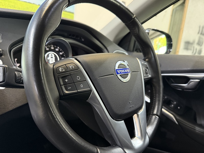 Used Volvo V40 2015 for sale - 76339763: Photo 43