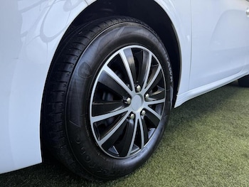 Used Peugeot 208 2015 for sale - 76193905: Photo 2