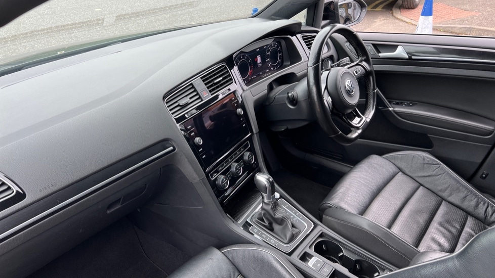 Used Volkswagen Golf 2017 for sale - 76869958: Photo 2