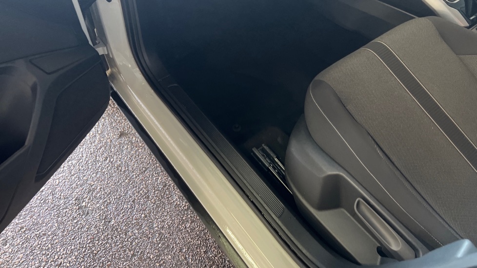 Used Volkswagen T-Roc 2023 for sale - 76872915: Photo 42