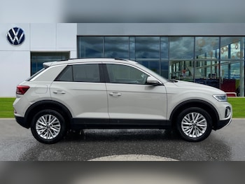 Used Volkswagen T-Roc 2023 for sale - 76872915: Photo