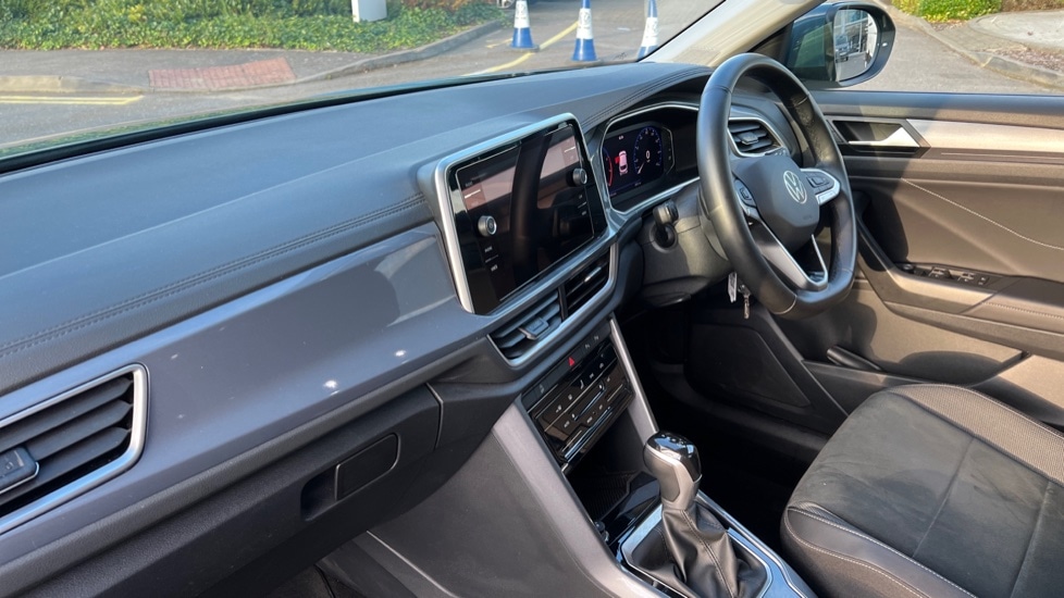 Used Volkswagen T-Roc 2024 for sale - 76229459: Photo 2