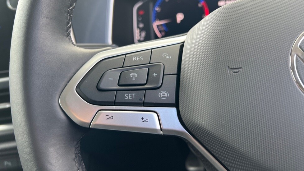 Used Volkswagen T-Roc 2023 for sale - 76539850: Photo 31