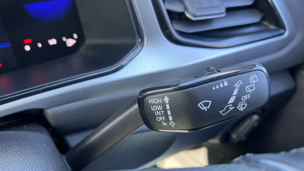 Used Volkswagen T-Roc 2023 for sale - 76328303: Photo 32