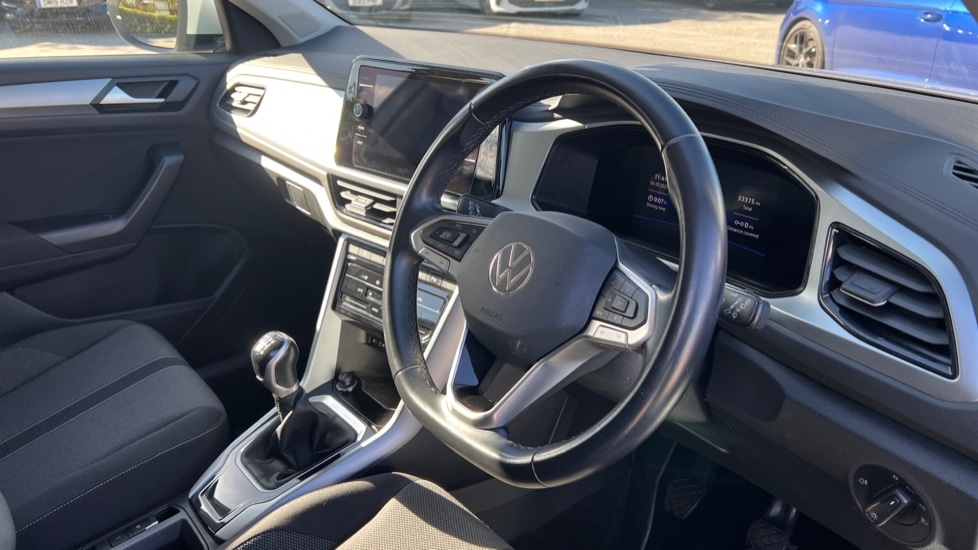 Used Volkswagen T-Roc 2023 for sale - 76328303: Photo 6