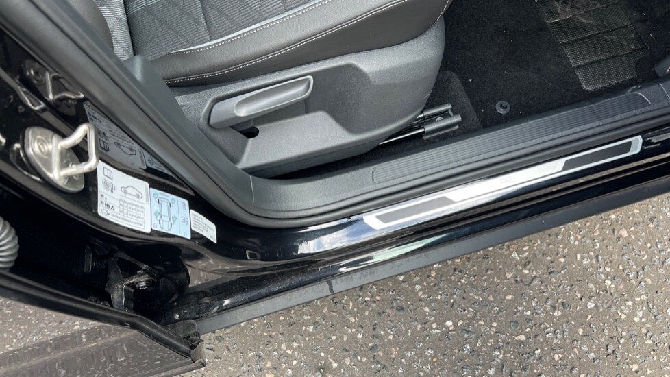 Used Volkswagen T-Roc 2025 for sale - 76025276: Photo 40