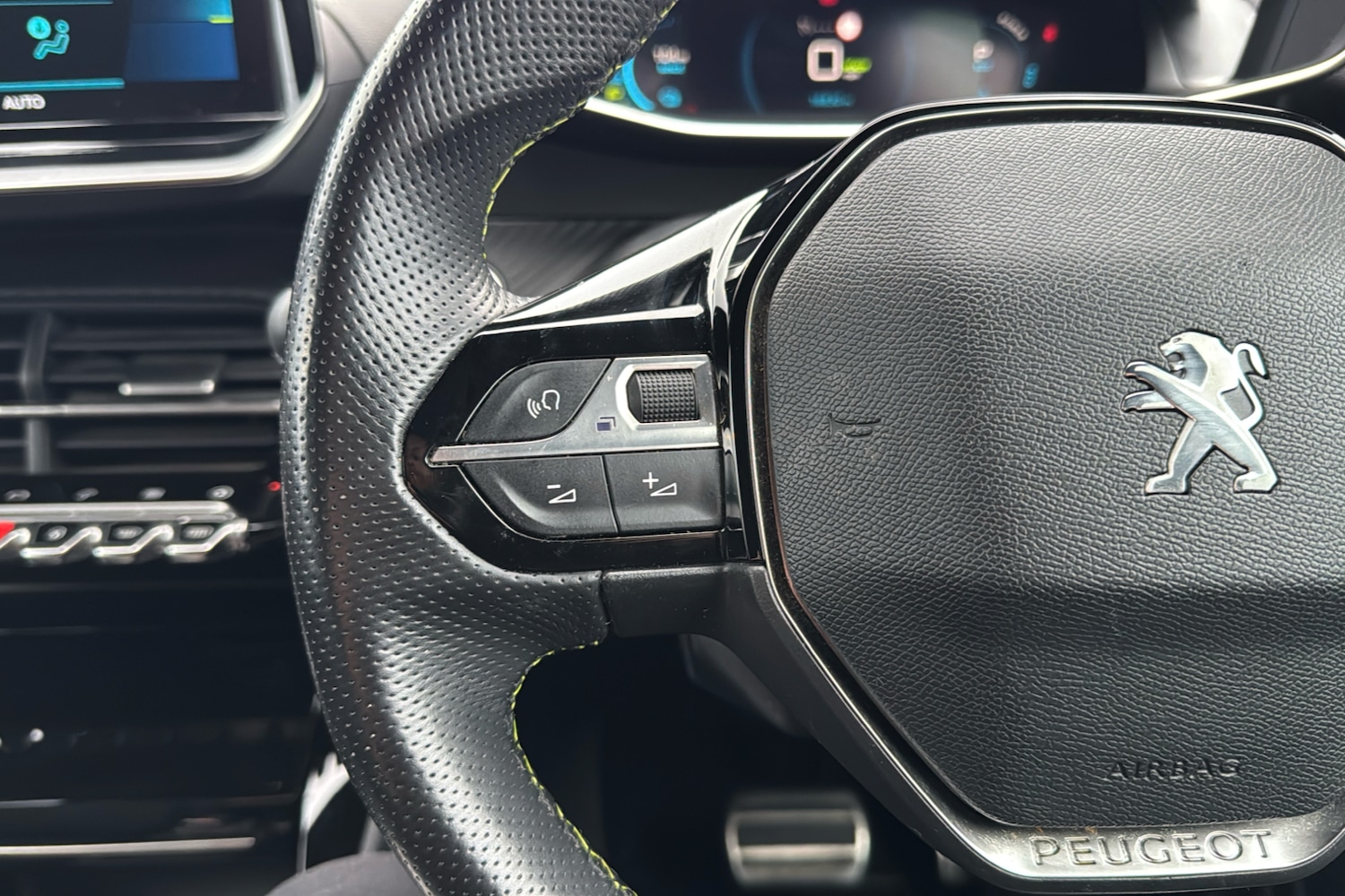 Used Peugeot E-2008 2023 for sale - 77649512: Photo 16