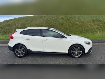 Used Volvo V40 2015 for sale - 76413851: Photo