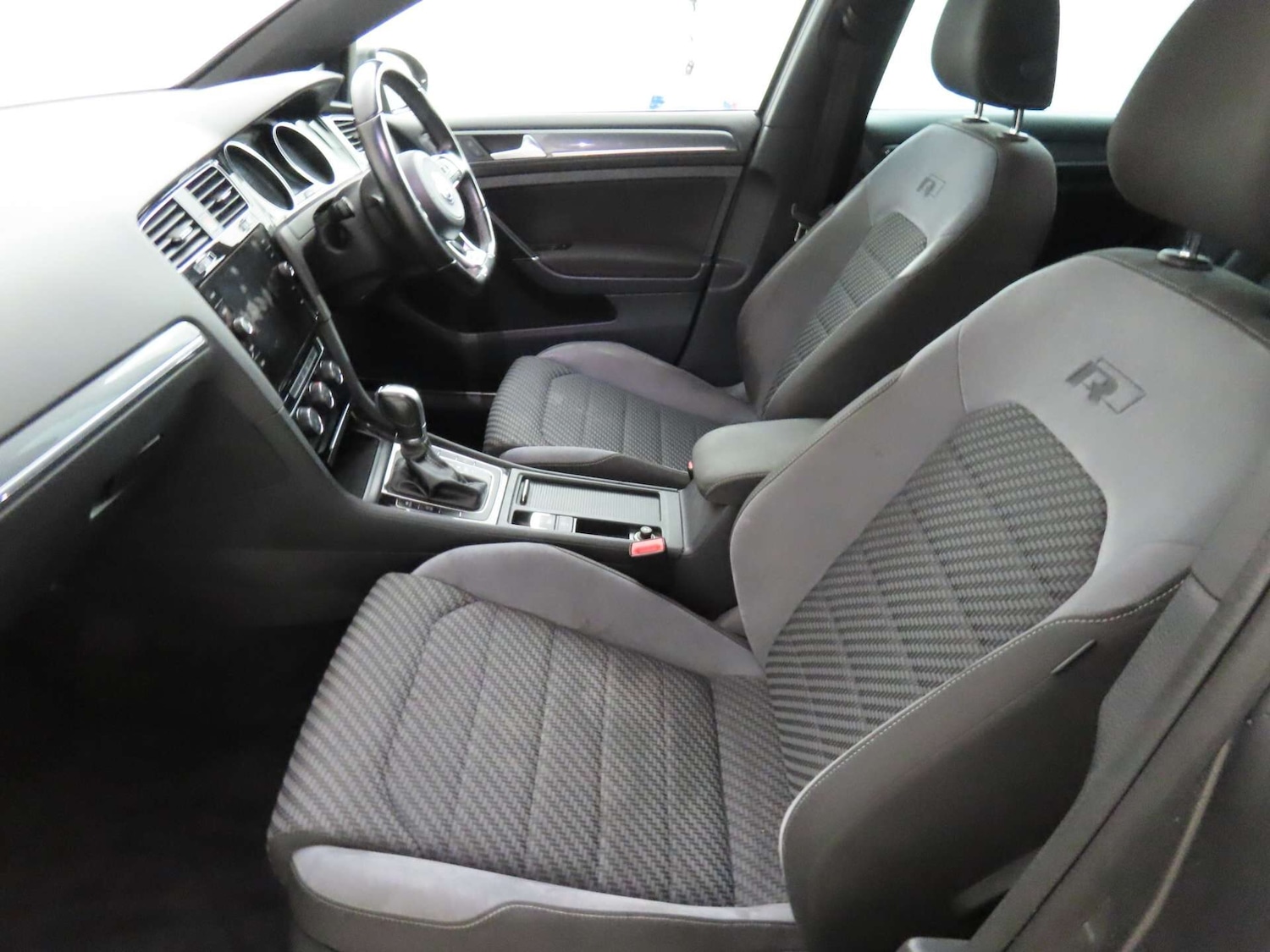 Used Volkswagen Golf 2017 for sale - 76941507: Photo 8