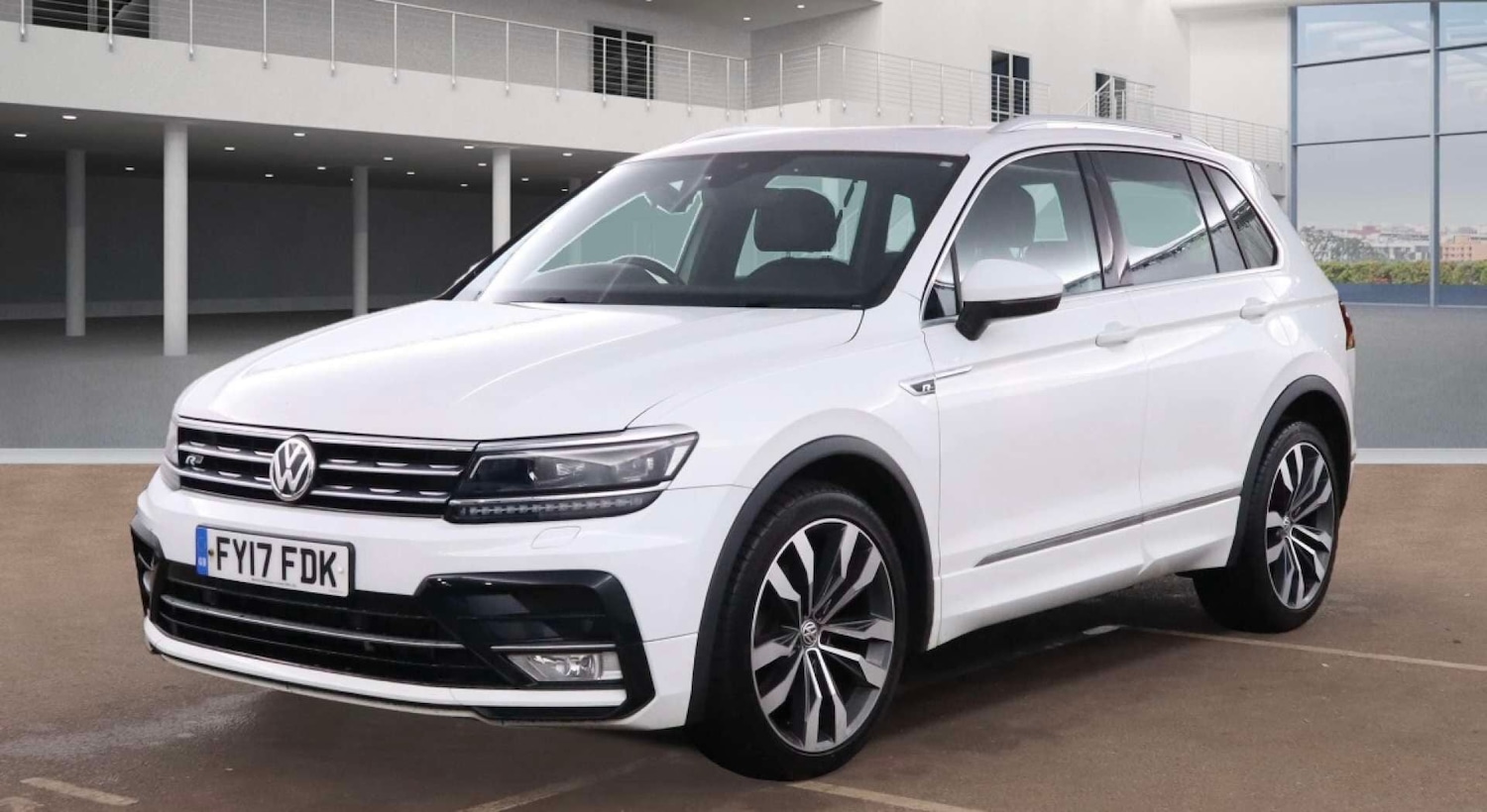 Used Volkswagen Tiguan 2017 for sale - 77112994: Photo 2