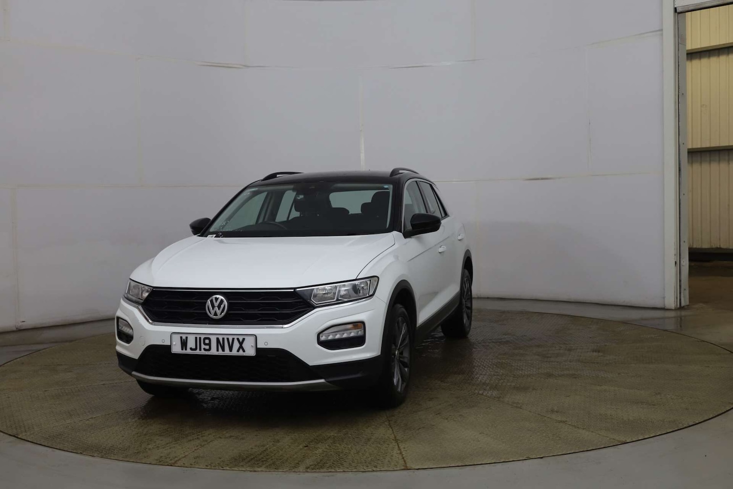 Used Volkswagen T-Roc 2019 for sale - 76941508: Photo 2
