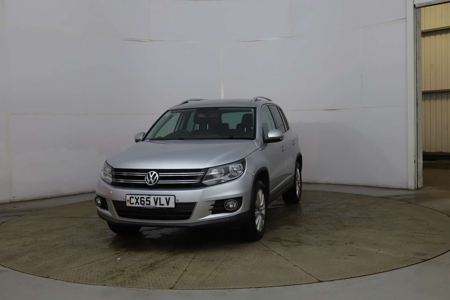 Used Volkswagen Tiguan 2015 for sale - 76968496: Photo 2