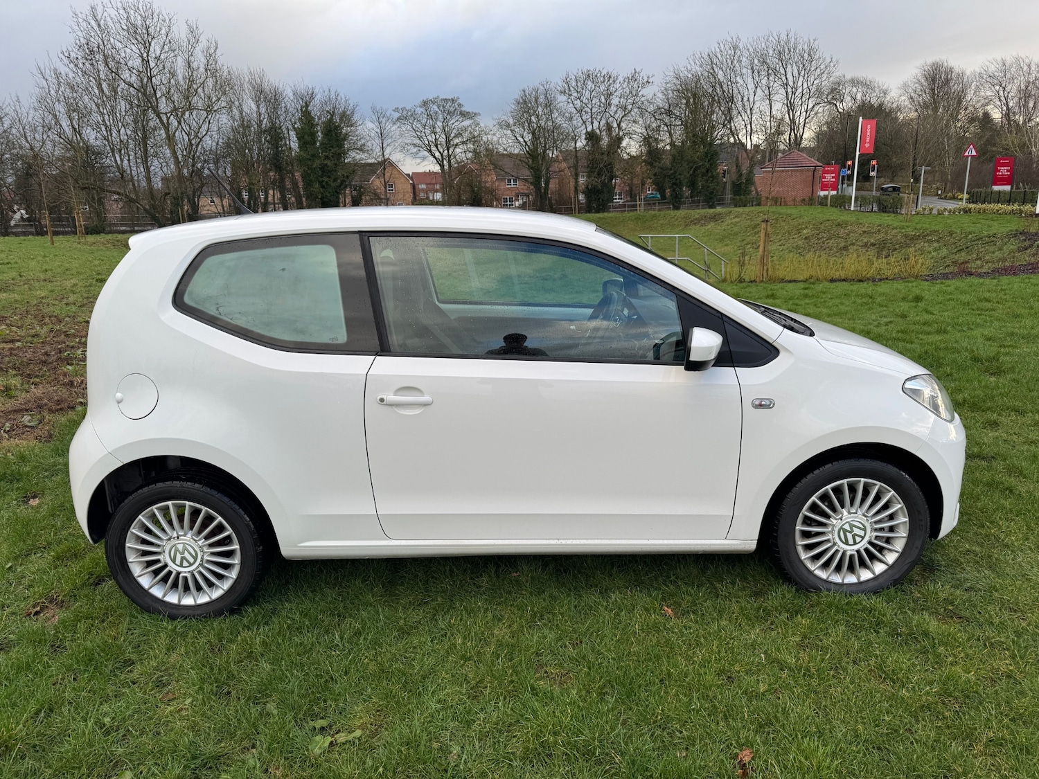 Used Volkswagen up! 2014 for sale - 77704398: Photo 2