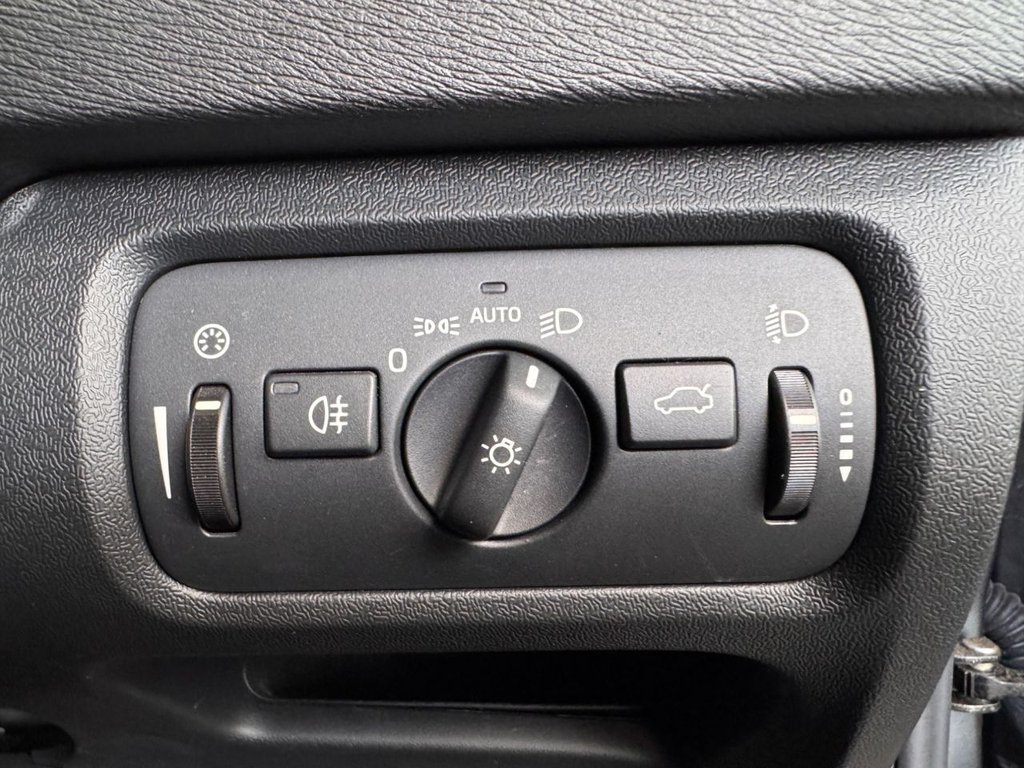 Used Volvo V40 2014 for sale - 76266669: Photo 32