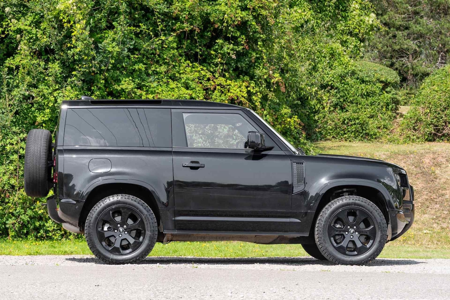 Used Land Rover Defender 2024 for sale - 77157649: Photo 2